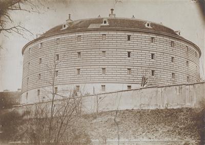 Narrenturm, um 1895, Kollodiumpapier, auf Orig.-Karton aufgezogen, auf der Rückseite mit Fotografenstempel